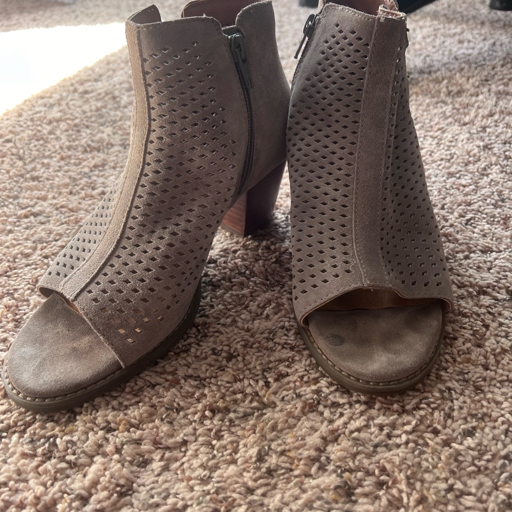Vionic peep toe greige booty - size 8